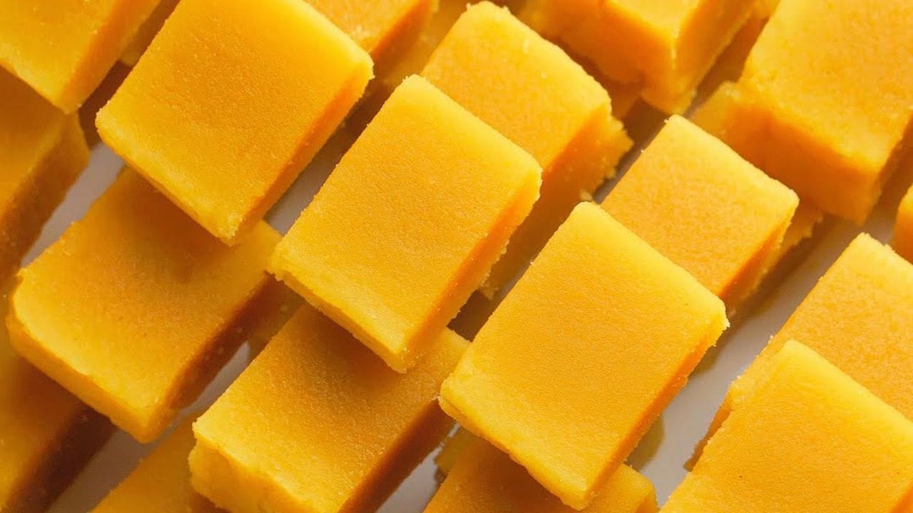 ഇതിന് പ്രധാനമായും ആവശ്യം ഒരു കപ്പ് അല്ലെങ്കിൽ കാൽക്കിലോ കടലമാവ്. ഒന്നര കപ്പ് നെയ്യ്, രണ്ട് കപ്പ് പഞ്ചസാര, ഒരു കപ്പ് വെള്ളം എന്നിവയാണ്. ഇനി എങ്ങനെ ഇത് എളുപ്പത്തിൽ തയ്യാറാക്കാമെന്നു നോക്കാം.