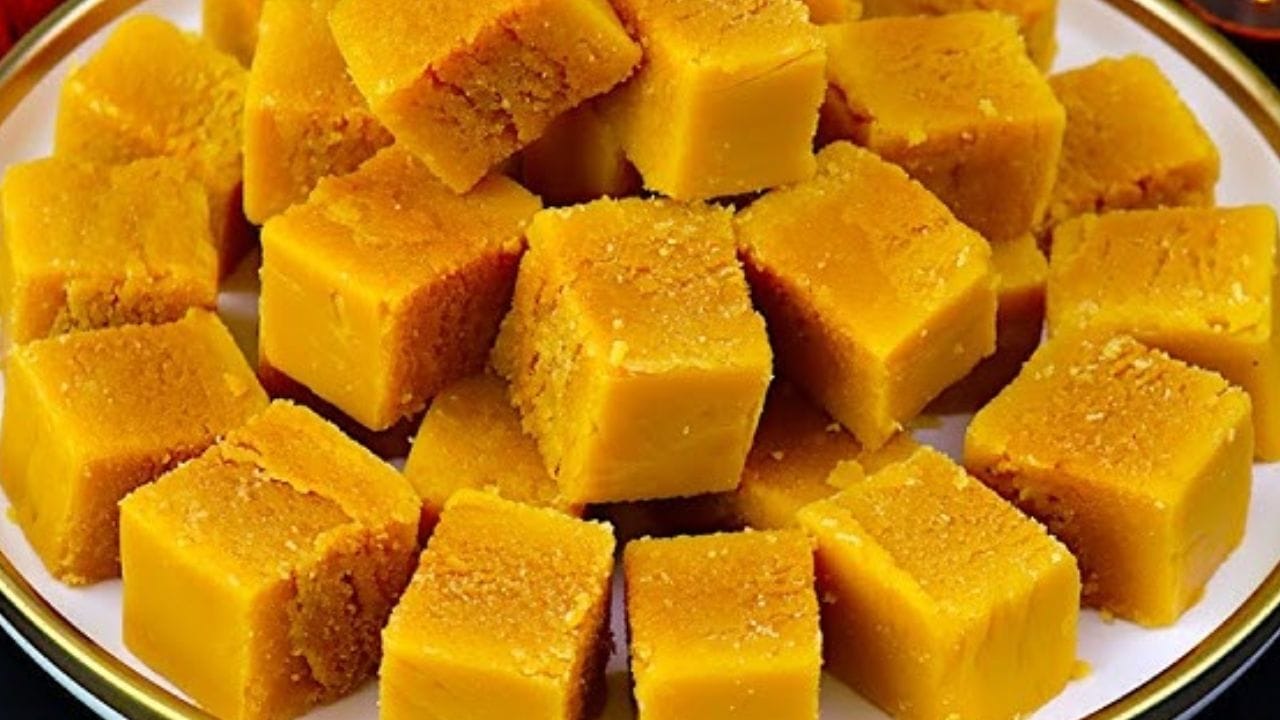 ഈ ദീപാവലിക്ക് ബേക്കറിയിൽ നിന്നും പലഹാരങ്ങൾ വാങ്ങുന്നതിന് പകരം വീട്ടിൽ പലഹാരം ഉണ്ടാക്കാൻ ഉദ്ദേശിക്കുന്നുണ്ടോ? എങ്കിൽ ഈ വിശേഷ ദിവസം അല്പം നെയ് മണമുള്ള വായിൽ അലിഞ്ഞു ചേരുന്ന സോഫ്റ്റ് മൈസൂർ പാക്ക് വീട്ടിൽ തന്നെ തയ്യാറാക്കി നോക്കൂ. കാൽ കിലോ അതായത് ഒരു കപ്പ് കടലമാവ് ഉപയോഗിച്ച് വളരെ എളുപ്പത്തിൽ നിങ്ങൾക്ക് രണ്ട് കിലോ വരെ മൈസൂർ പാക്ക് തയ്യാറാക്കാവുന്നതാണ്.(IMAGE CREDIT SOURCE: SOCIAL MEDIA SCREEN GRAB)