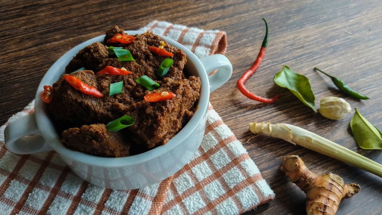 ചക്കക്കുരു എങ്ങനെ സൂക്ഷിക്കാം: ചക്കക്കാലത്ത് കിട്ടുന്ന ചക്കക്കുരു വെറുതെ കളയാതെ മാസങ്ങളോളം കേടുകൂടാതെ സൂക്ഷിച്ചു വെച്ചാൽ ആവശ്യമുള്ളപ്പോൾ എടുത്ത് കറിവെക്കാം. ഒരു പ്ലാസ്റ്റിക് ചട്ടിയിലോ തറയിലോ അല്പം ഉണങ്ങിയ മണ്ണോ മണലോ വിരിക്കുക. അതിനു മുകളിലേക്ക് ചക്കക്കുരു നിരത്തുക. വീണ്ടും അതിനു മുകളിലേക്ക് മണ്ണ് ഇടുക. മാസങ്ങളോളം ചക്കക്കുരു പുതിയത് പോലെ ഇരിക്കും. മുളച്ചു വരില്ല.