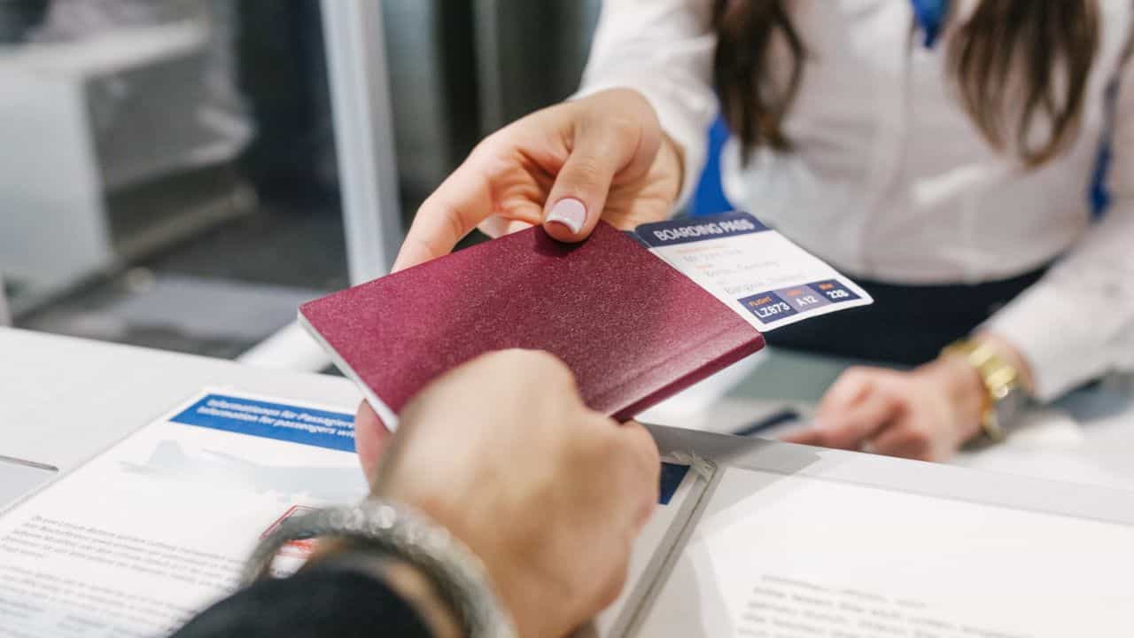 Travel Tips: വിമാന ടിക്കറ്റിലെ പേരിൽ തെറ്റുണ്ടോ? പണി കിട്ടാതിരിക്കാൻ ഇത് അറിഞ്ഞിരിക്കണം Travel Tips: വിമാന ടിക്കറ്റിലെ പേരിൽ തെറ്റുണ്ടോ? പണി കിട്ടാതിരിക്കാൻ ഇത് അറിഞ്ഞിരിക്കണം