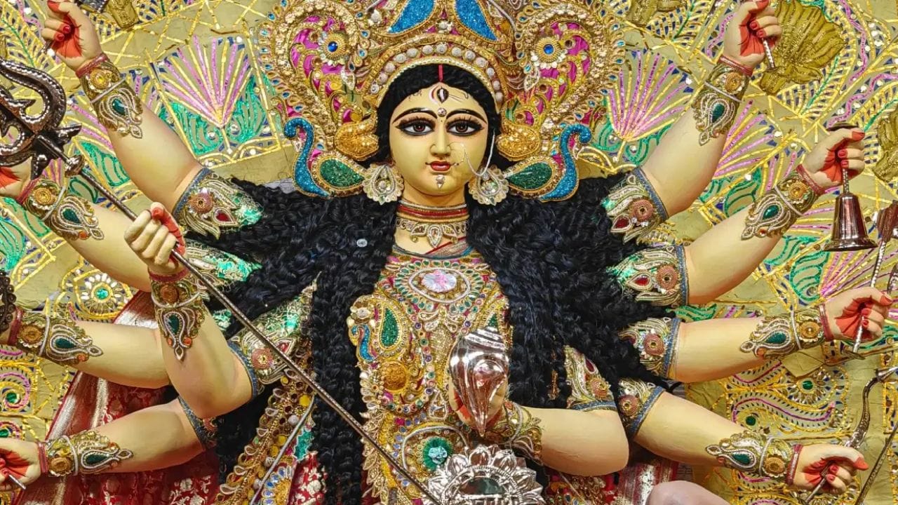 അത്തരത്തിൽ ഈ വർഷത്തെ നവരാത്രി എന്നാണ് അതിന്റെ കൃത്യമായ തീയതി എന്താണെന്ന് നോക്കാം. ഒക്ടോബർ പത്തിനാണോ പതിനൊന്നിനാണോ നവരാത്രി ആരംഭിക്കുന്നത് എന്നത് പലർക്കും സംശയമുള്ള കാര്യമാണ്. യഥാർത്ഥത്തിൽ നവരാത്രി വ്രതം ആരംഭിക്കുന്നത് ഒക്ടോബർ 11 ഞായറാഴ്ചയാണ്. ഞായറാഴ്ച ആരംഭിച്ച ഒക്ടോബർ 19ന് അത് സമാപിക്കുന്നു. ഒക്ടോബർ 20നാണ് വിജയദശമി അഥവാ ദസറ ആഘോഷിക്കുന്നത്.