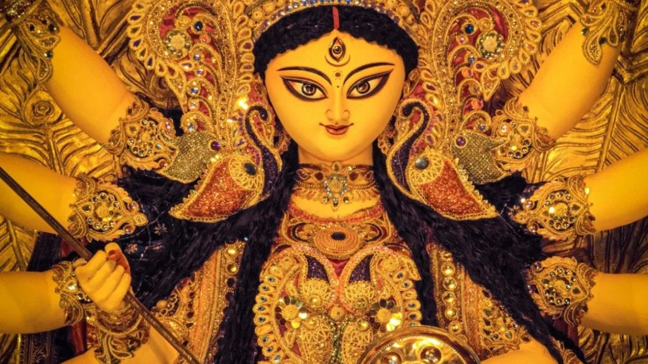 നവരാത്രിയുമായി ബന്ധപ്പെട്ട നിരവധി ഐതിഹ്യങ്ങളാണ് നിലനിൽക്കുന്നത്. അതിൽ ഏറ്റവും പ്രധാനപ്പെട്ടത് മഹിഷാസുരന്റെ വധവുമായി ബന്ധപ്പെട്ടതാണ്. ലോകത്തെ നിഗ്രഹിക്കാനായി ഒരുങ്ങിയ മഹിഷാസുരൻ എന്ന അസുരനുമായി ഒമ്പത് ദിവസത്തോളം നീണ്ട യുദ്ധത്തിനുശേഷം പത്താം ദിവസം അതായത് വിജയദശമി നാളിൽ ദുർഗ്ഗാദേവി മഹിഷാസുരനെ വധിച്ചു എന്നാണ് വിശ്വസിക്കപ്പെടുന്നത്.