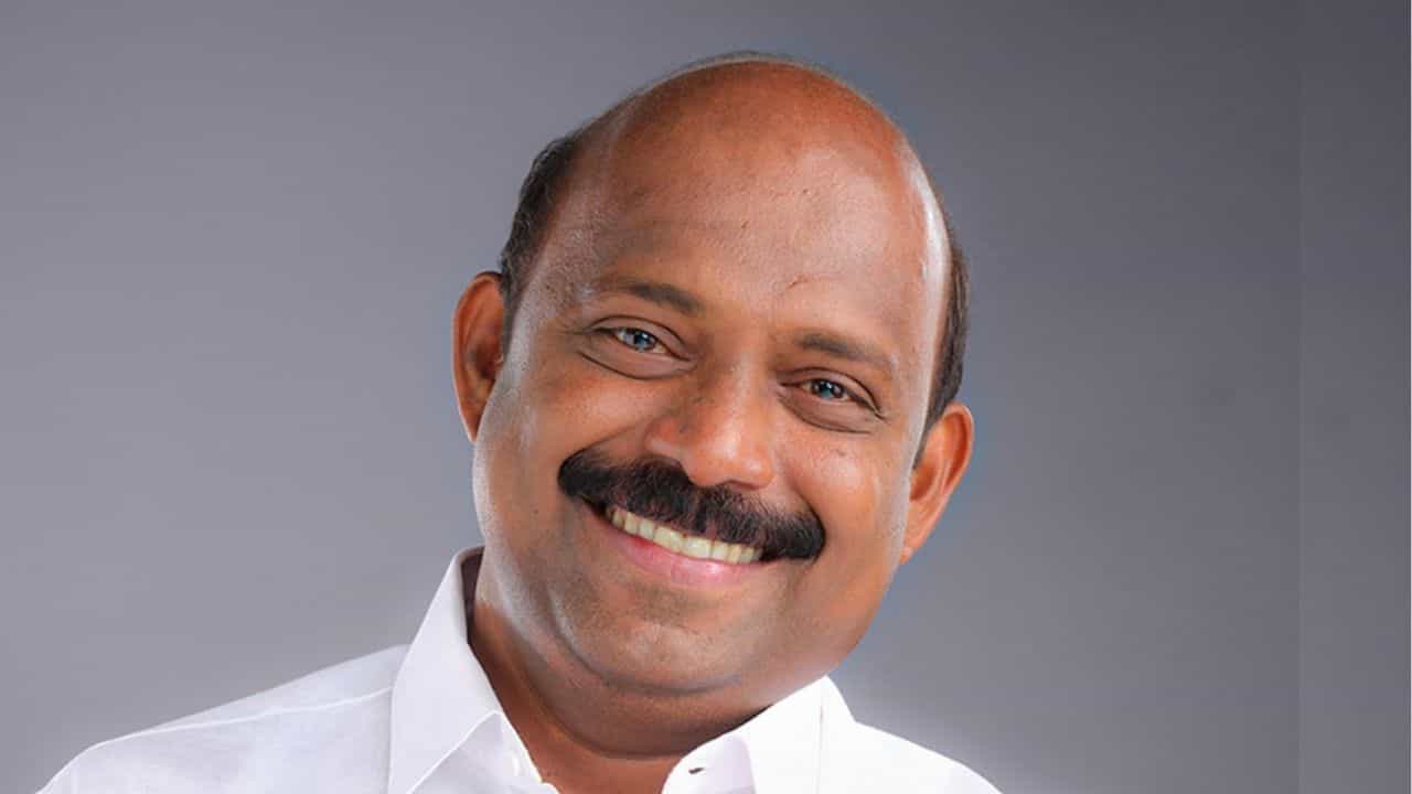 M Liju: എസ്കോർട്ടും പൈലറ്റും വേണ്ട, സുരക്ഷ ഒഴിവാക്കൻ പോലീസിന് നിർദേശം നൽകി മന്ത്രി എം. ലിജു M Liju: എസ്കോർട്ടും പൈലറ്റും വേണ്ട, സുരക്ഷ ഒഴിവാക്കൻ പോലീസിന് നിർദേശം നൽകി മന്ത്രി എം. ലിജു