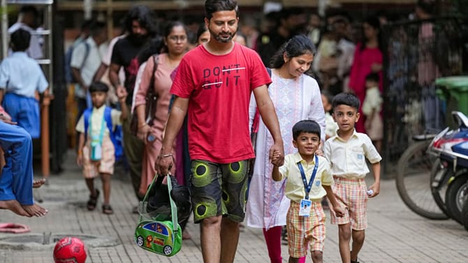 ഒക്ടോബർ 26 തിങ്കളാഴ്ച അവധിയാണോ? സ്കൂളുകളും ബാങ്കുകളും സർക്കാർ...