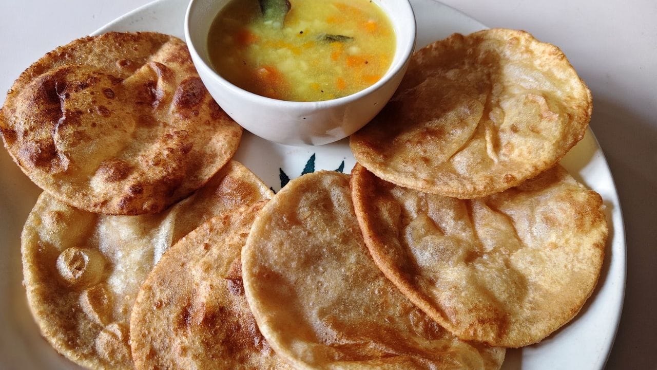 പരമ്പരാഗത രീതിയിൽ പൂരി ഉണ്ടാക്കാൻ ധാരാളം എണ്ണ ആവശ്യമാണ്. എന്നാൽ ആവിയിൽ വേവിക്കുന്ന രീതിയാണെങ്കിൽ എണ്ണയുടെ ആവശ്യമില്ല. എണ്ണയുടെ ഉപയോഗം കുറയ്ക്കാൻ ആഗ്രഹിക്കുന്നവർക്ക് ഇതൊരു മികച്ച ബദൽ മാർഗ്ഗമാണ്. എന്നിരുന്നാലും, ആവിയിൽ വേവിച്ച ഭക്ഷണത്തെ എണ്ണയിൽ പൊരിച്ച പൂരിയുടെ ടേസ്റ്റ് ഉണ്ടാവണമെന്നില്ല. രുചിയിലും മണത്തിലും പുറംഭാഗത്തെ ഘടനയിലും വ്യത്യാസം അനുഭവപ്പെടും.