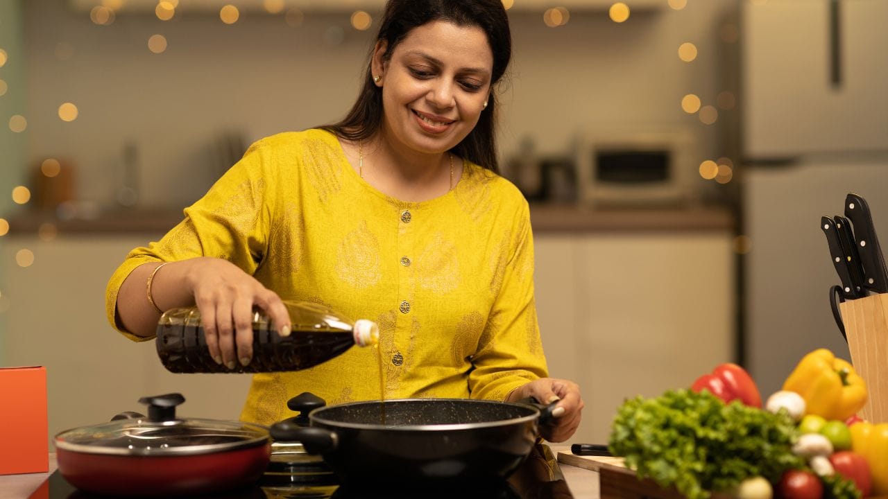 ചട്ടിക്ക് മുകളിൽ വെക്കാൻ കഴിയുന്ന മെഷ് പോലുള്ള ഗാർഡുകൾ (Splatter guards) വിപണിയിൽ ലഭ്യമാണ്. ഇത് പാത്രത്തിന് മുകളിൽ വെച്ചാൽ ആവി പുറത്തേക്ക് പോകുകയും എന്നാൽ എണ്ണ പുറത്തേക്ക് തെറിക്കുന്നത് പൂർണ്ണമായി തടയുകയും ചെയ്യാം.
