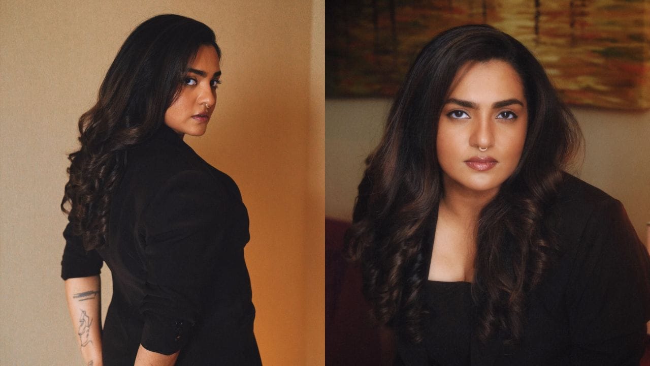 വാർത്താ ഏജൻസിയായ പി.ടി.ഐയോട് സംസാരിക്കവെയാണ് താരം മനസ്സ് തുറന്നത്. അഭിപ്രായങ്ങൾ ഉറക്കെ വിളിച്ചു പറയുന്നത് പലപ്പോഴും കരിയറിൽ ദോഷം ചെയ്യാറുണ്ടെന്ന് താരം പറയുന്നു. എങ്കിലും സമൂഹത്തിൽ തനിക്കുള്ള സ്വാധീനം നല്ല കാര്യങ്ങൾക്ക് വേണ്ടി ഉപയോഗിക്കാതിരിക്കാൻ കഴിയില്ലെന്ന് അവർ തീർത്തു പറഞ്ഞു. നമുക്ക് ചുറ്റുമുള്ള ലോകത്തെ കുറച്ചുകൂടി മെച്ചപ്പെട്ടതാക്കി മാറ്റാൻ ഇത്തരം നിലപാടുകൾ അനിവാര്യമാണെന്ന് താരം വ്യക്തമാക്കുന്നു. (Facebook Parvathy Thiruvothu)