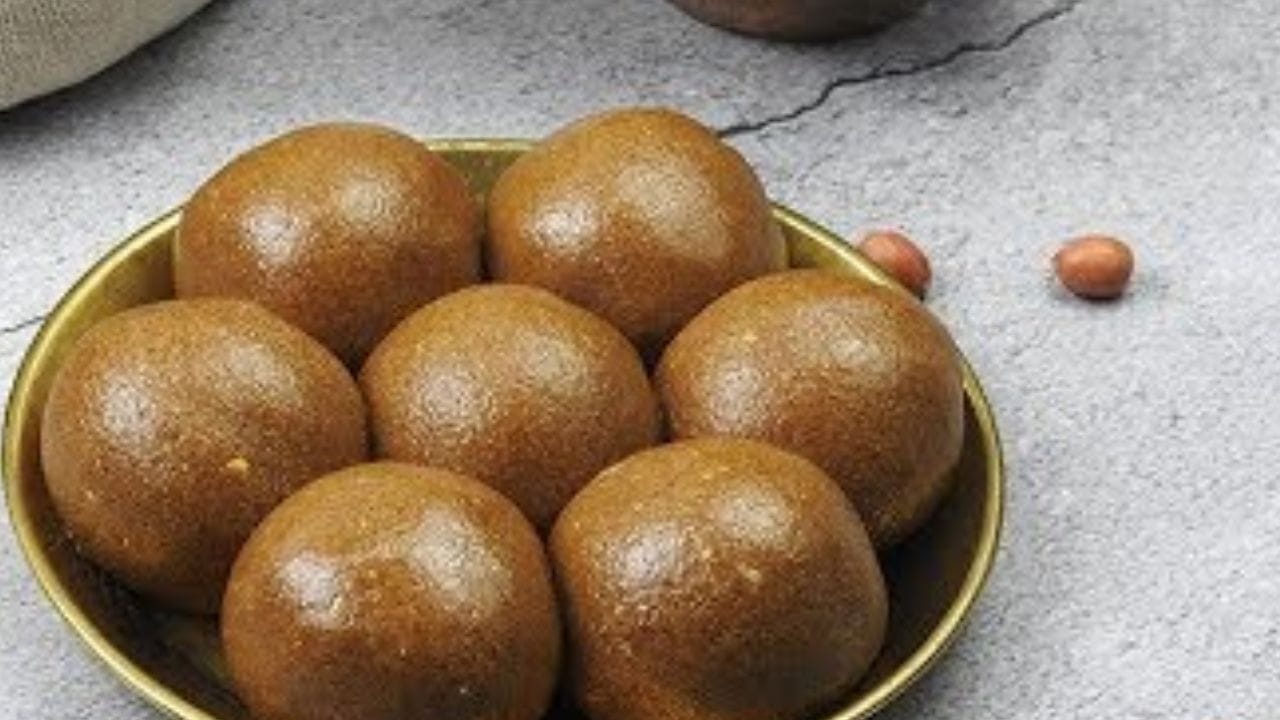 ഇത് തയ്യാറാക്കുന്നതിന് വേണ്ടി ആദ്യം തന്നെ ഒരു പാൻ അടുപ്പിൽ വയ്ക്കുക. മീഡിയം തീയിൽ കരിഞ്ഞു പോകാതെ വറുത്തെടുക്കുക. വറുത്ത നിലക്കടല നന്നായി ചൂടാറിയ ശേഷം കൈകൊണ്ട് തിരുമ്മി തൊലി കളയുക. ഇത് മിക്സിയിലെ ജാറിൽ ഇട്ട് തീരെ നൈസ് ആകാതെ ഒരല്പം തരിതരിപ്പായി പൊളിച്ചടുക്കുക.