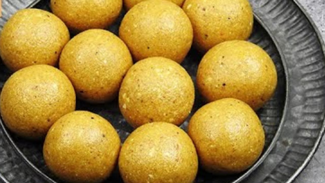 മറ്റൊരു പാനിൽ പൊടിച്ച ശർക്കരയും രണ്ടുമൂന്നു സ്പൂൺ വെള്ളവും ഒഴിച്ച് ചൂടാക്കുക ശർക്കര പാനി തയ്യാറാക്കാൻ വേണ്ടിയാണ്. ശർക്കര പൂർണ്ണമായും അലിഞ്ഞു നേരിയ പാനീയായി വരുമ്പോൾ തീ ഓഫ് ചെയ്ത് ഇത് അരിച്ചെടുക്കുക.