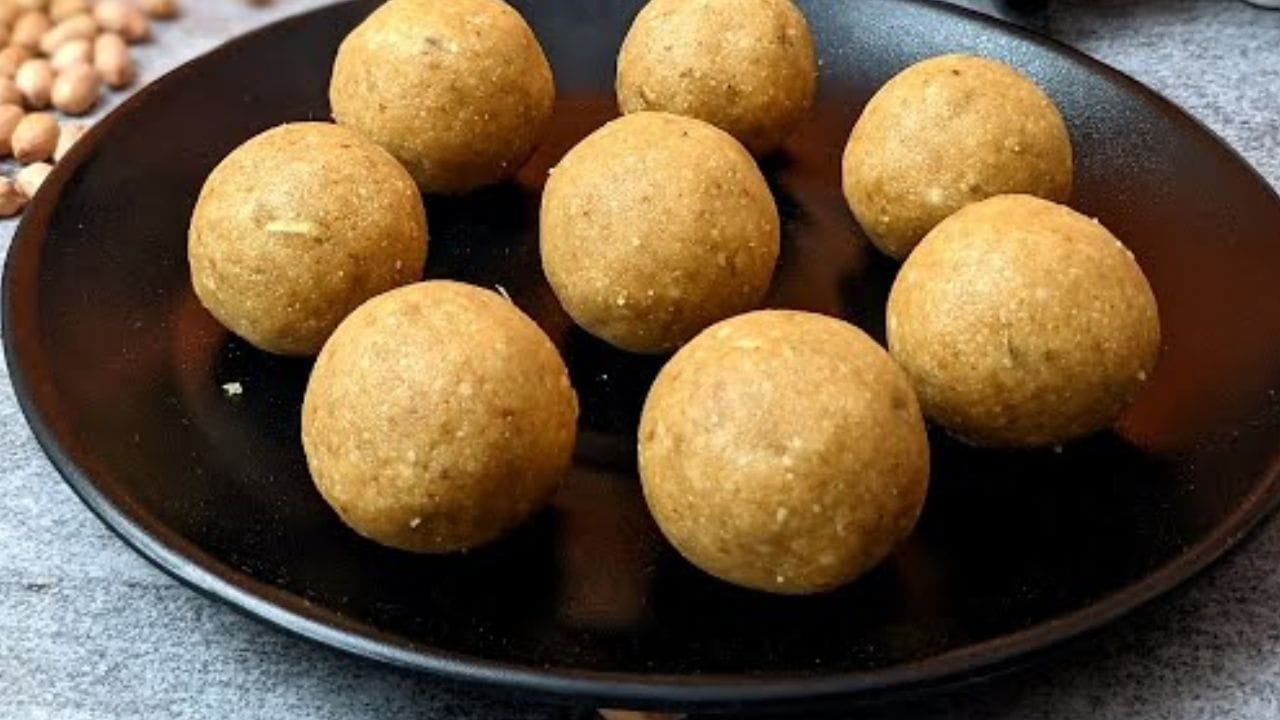 അരിച്ചെടുത്ത ശർക്കരപ്പാനി വീണ്ടും പാനിലേക്ക് ഒഴിച്ച് ചൂടാക്കുക ഇതിലേക്ക് പൊടിച്ചുവച്ച നിലക്കടലയുടെ പൊടി ചേർത്ത് നൽകുക. കുറഞ്ഞ തീയിൽ ഇവ നന്നായി ഇളക്കുക ഈ മിശ്രിതത്തിലേക്ക് ഒന്നോ രണ്ടോ സ്പൂൺ നെയ്യും അര സ്പൂൺ ഏലക്കാപ്പൊടിയും ചേർക്കുക. കൂട്ടുപാത്രത്തിൽ ഒട്ടുനിൽക്കാതെ വിട്ടു മാറി വരുമ്പോൾ തീ ഓഫ് ചെയ്യുക.