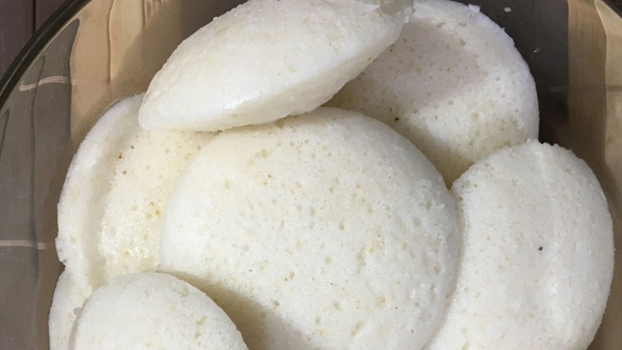 ഇഡ്ഡലി മാവ് അരച്ചുവെക്കുമ്പോൾ അതിലേക്ക് ഒന്നോ രണ്ടോ പച്ചമുളക് ഇട്ടുവെച്ചാൽ മാവ് നന്നായി പുളിച്ചു കിട്ടുമെന്നു മാത്രമല്ല, ഇഡ്ഡലി പഞ്ഞിപോലെ മൃദുവാവായി കിട്ടുകയും ചെയ്യും. കാരണം പച്ചമുളകിന്റെ ഞെട്ടിലും തൊലിയിലും ധാരാളം പ്രകൃതിദത്ത ബാക്ടീരിയകൾ അടങ്ങിയിട്ടുണ്ട്. ഇവ മാവിലേക്ക് ഇറങ്ങുമ്പോൾ നാച്ചുറൽ ഫെർമന്റേഷൻ പ്രക്രിയ വളരെ വേഗത്തിലാകുന്നതാണ് ഇതിന് കാരണം.