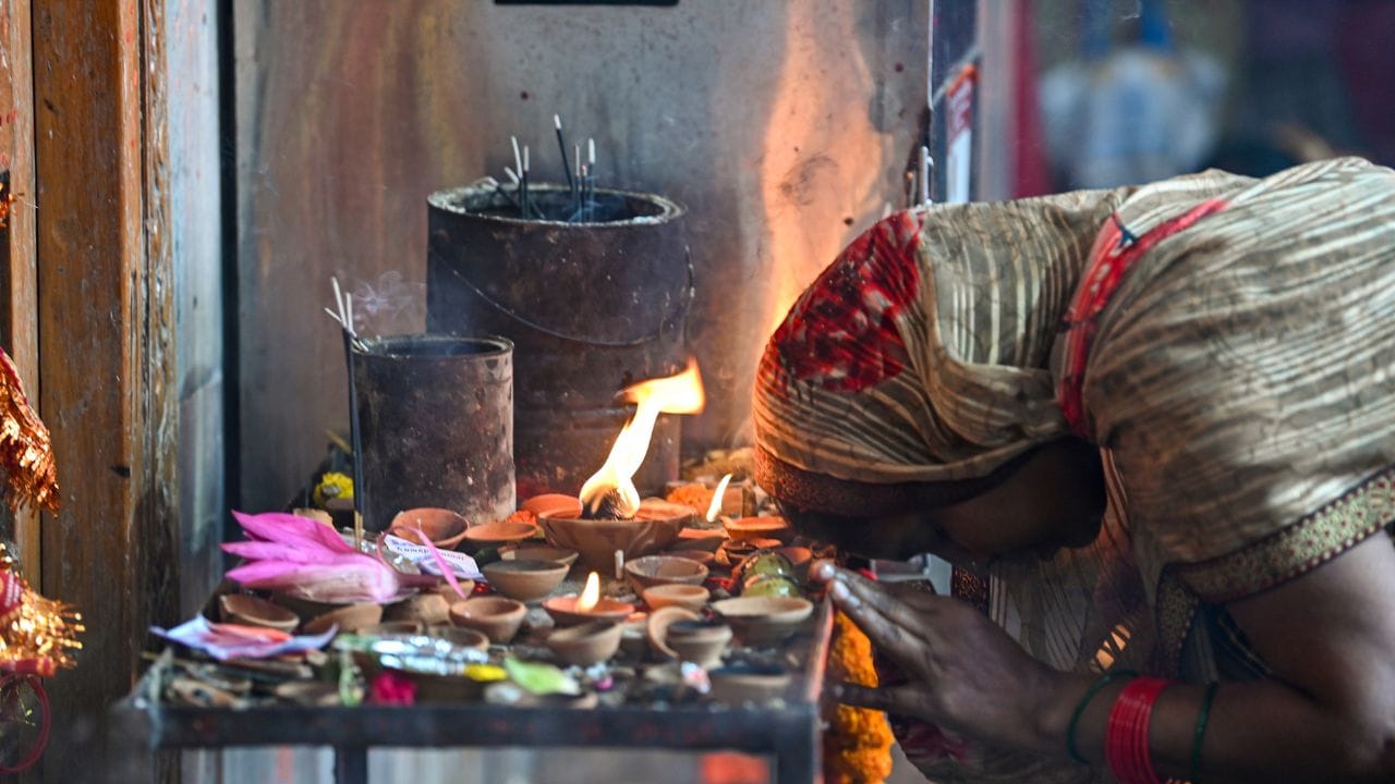 അതായത് ഒക്ടോബർ 18ന് വൈകിട്ട് ആറുമണി മുതൽ ഏഴു മണി വരെ പൂജ വയ്ക്കാം. ശേഷം ഒക്ടോബർ 21ന് രാവിലെ 6:15 മുതൽ 8:12 വരെ പൂജ എടുപ്പും വിദ്യാരംഭവും നടത്താവുന്നതാണ്. ശരദ് നവരാത്രിയിലെ പ്രധാന ചടങ്ങുകളിൽ ഒന്നായ പൂജവെപ്പിലൂടെ ഗ്രന്ഥങ്ങളും പഠനോപകരണങ്ങളും ദേവിക്ക് മുന്നിൽ സമർപ്പിച്ച് വിദ്യാർത്ഥികൾക്കും മുതിർന്നവർക്കും സരസ്വതി സങ്കല്പത്തിൽ പൂജ നടത്താൻ സാധിക്കും. സ്വന്തം വീട്ടിലോ ക്ഷേത്രങ്ങളിലോ ശരീരം മനസ്സും ശുദ്ധിയോടെ ഈ ചടങ്ങുകൾ അനുഷ്ഠിക്കാവുന്നതാണ്.