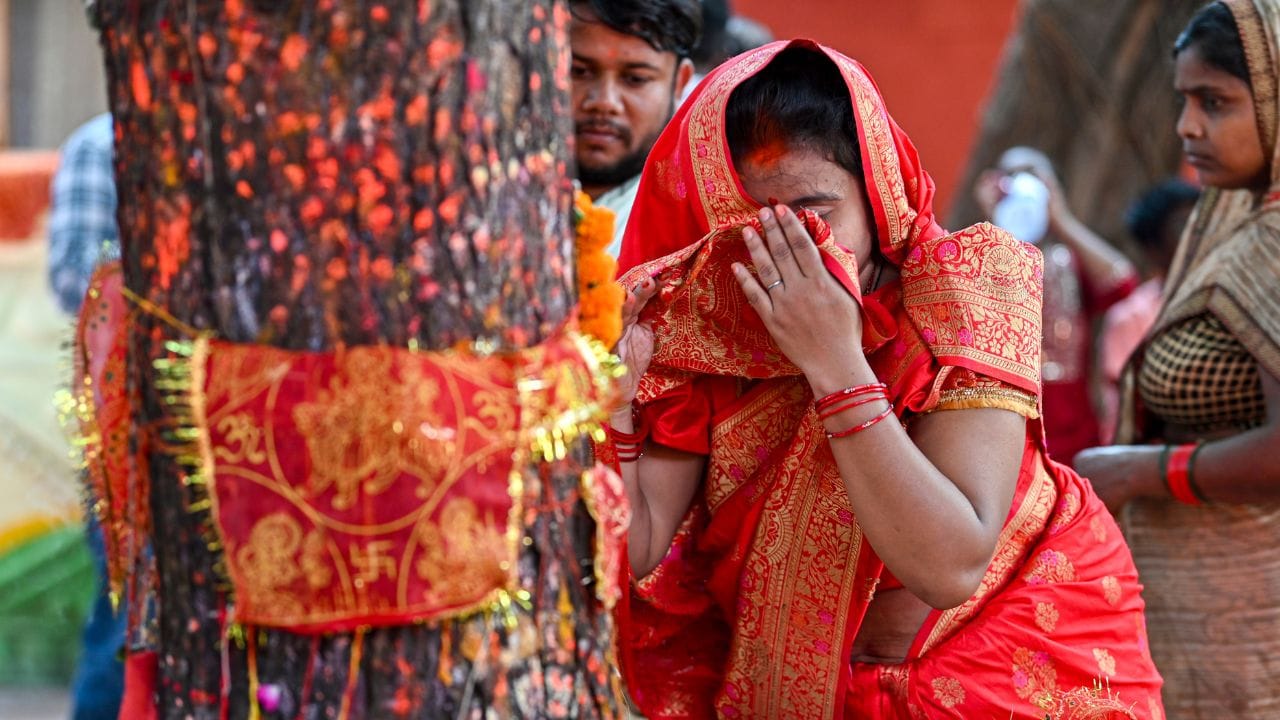 നവമി ദിവസം അടച്ചുപൂജയാണ് ആചരിക്കുന്നത്. ഇന്ദ്രിയങ്ങളെ പുറത്തുനിന്നും അകത്തേക്ക് പിൻവലിച്ച് എല്ലാ ഇന്ദ്രിയങ്ങളും ഒന്നിൽ കേന്ദ്രീകരിച്ച് വയ്ക്കുവാൻ ശ്രമിക്കുന്നതാണ് ഈ അടച്ചുപൂജയുടെ അർത്ഥം.ഈ സമയത്ത് മാനസികമായിട്ടും നാം ഒരുപാട് ഒരുങ്ങേണ്ടതുണ്ട്. അതായത് ദുഷിച്ച ചിന്തകൾ കാണുകയോ ചിന്തിക്കുകയോ ചെയ്യരുത്. മോശമായതൊന്നും പറയുവാനോ കേൾക്കുവാനോ പാടില്ല എന്നാണ് വിശ്വാസം. മറ്റുള്ളവരെ വേദനിപ്പിക്കരുത്. രൂക്ഷമായ ആഹാരങ്ങൾ ഒഴിവാക്കുക. ആഹാരം പാഴാക്കാതെ ഇരിക്കുക.