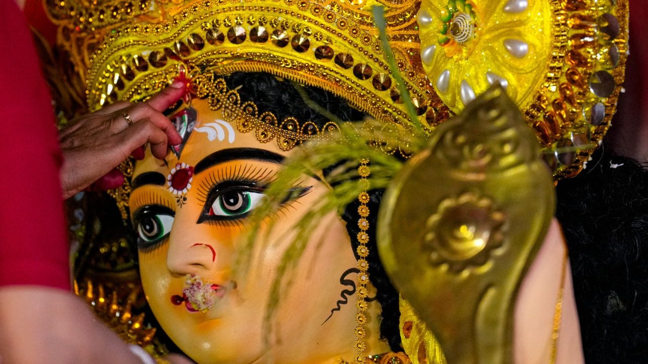 പഠനത്തിൽ മികവ് പുലർത്തുന്നതിന് വേണ്ടിയും ജീവിതത്തിൽ സർവ്വ ഐശ്വര്യങ്ങളും മുന്നേറ്റങ്ങളും ഉണ്ടാകുന്നതിനും വേണ്ടിയാണ് ഇത്തരത്തിൽ ചെയ്യുന്നത്. സാധാരണ രീതിയിൽ ക്ഷേത്രങ്ങളിലാണ് പൂജ വയ്ക്കുന്നത് എങ്കിലും ഇത് വീടുകളിൽ വെക്കുന്നതിലും തെറ്റില്ല. എന്നാൽ വീട്ടിൽ പൂജ വയ്ക്കുന്ന സമയത്ത് ഒട്ടേറെ കാര്യങ്ങൾ ശ്രദ്ധിക്കേണ്ടത് ഉണ്ട്.