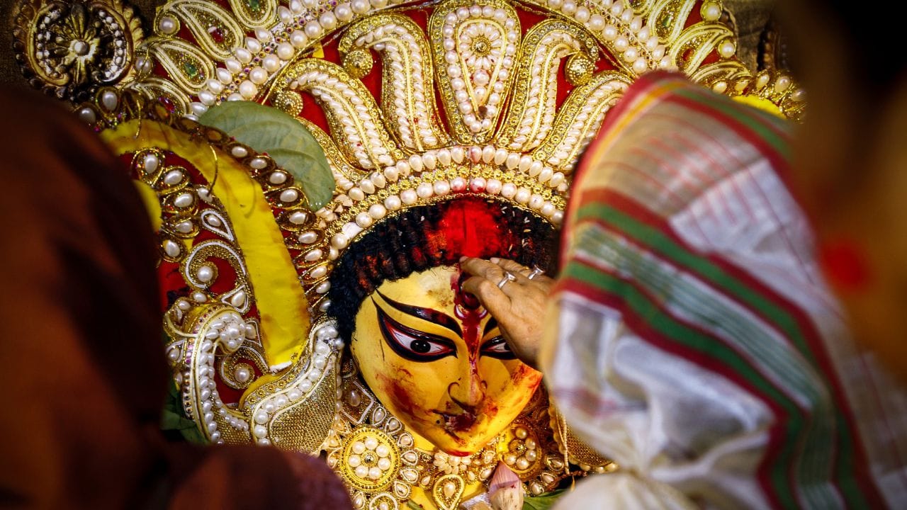 വിദ്യാർത്ഥികൾക്ക് അവരുടെ പുസ്തകങ്ങൾ, പേന, പെൻസിൽ തുടങ്ങിയവ പൂജയ്ക്കായി വയ്ക്കാവുന്നതാണ്. കൂടാതെ ജോലി ചെയ്യുന്നവർക്ക് അവരുടെ പണി ആയുധങ്ങളും മറ്റും പൂജയ്ക്കായി വയ്ക്കാം.നവരാത്രി ആഘോഷങ്ങളിലെ പ്രധാനപ്പെട്ട ചടങ്ങുകളിൽ ഒന്നാണ് പൂജവെപ്പ്. പഠനോപകരണങ്ങളും ആയുധങ്ങളും സരസ്വതി ദേവിക്ക് മുന്നിൽ വെച്ച് ഈ ദിവസം ഭക്തർ പൂജ ചെയ്യുന്നു.