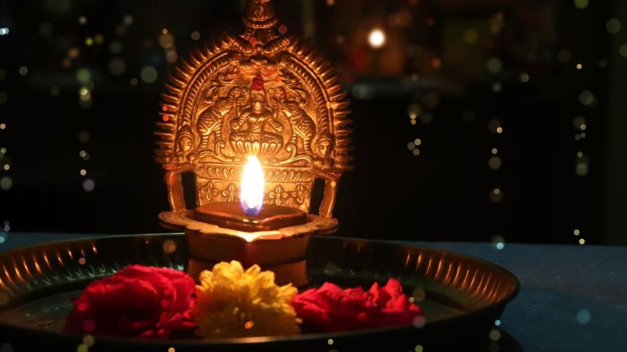 ദശമി തീയതി മുതൽ ആറ് നാഴിക വരുന്ന ദിവസമാണ് പൂജയെടുപ്പും വിദ്യാരംഭവും ആചരിക്കുന്നത്. ഈ വർഷം ഒക്ടോബർ 21നാണ് പൂജയിലെ വിദ്യാരംഭം വരുന്നത്. 21ന് രാവിലെ 6:15 മുതൽ 8:12 വരെ വിദ്യാരംഭത്തിന് അത്യുത്തമമാണ് എന്നാണ് ജ്യോതിഷികൾ പ്രവചിക്കുന്നത്. എന്നിരുന്നാലും വിജയദശമി ദിവസം ക്ഷേത്രങ്ങളിൽ വിദ്യാരംഭത്തിന് പ്രത്യേകിച്ച് മുഹൂർത്തം നോക്കേണ്ടതില്ല. എപ്പോൾ വിദ്യാരംഭം കുറിച്ചാലും അത്യുത്തമം തന്നെ.