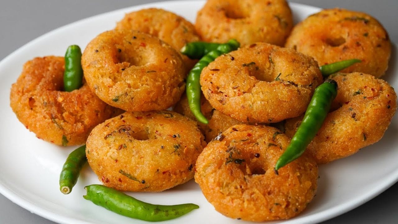 സാധാരണ വടയിൽ നിന്നും വളരെ വ്യത്യസ്തമായ രുചിയായിരിക്കും ഈ വടയ്ക്ക്. ഇതിന് ആവശ്യമായ ചേരുവകൾ എന്തൊക്കെയെന്നും എങ്ങനെ എളുപ്പത്തിൽ തയ്യാറാക്കാമെന്നും നോക്കാം.ഇതിന് പ്രധാനമായും പൊരി രണ്ട് കപ്പ്, തൈര് ഒരു കപ്പ്, റവ ഒരു കപ്പ്, ഒരു വലിയ ഉള്ളി, ഒരു കഷണം ഇഞ്ചി, രണ്ട് പച്ചമുളക്, കുറച്ച് കറിവേപ്പില, ഒരുപിടി മല്ലിയില, ഒരു ടീസ്പൂൺ ജീരകം ആവശ്യത്തിന് ഉപ്പ്, വറുക്കാൻ ആവശ്യമായ എണ്ണ എന്നിവയാണ്.