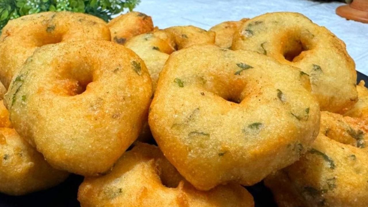 ഇനി കുതിർത്ത് പിഴിഞ്ഞെടുത്ത ഈ മിശ്രിതം ഒരു മിക്സിയിലേക്ക് മാറ്റി അതിലേക്ക് തൈരും അല്പം ഉപ്പും വെള്ളവും ചേർത്ത് നന്നായി അരച്ചെടുക്കുക. ഈ മാവ് മറ്റൊരു പാത്രത്തിലേക്ക് മാറ്റി റവയും അരിഞ്ഞുവച്ച ഉള്ളി, ഇഞ്ചി, പച്ചമുളക്, മല്ലിയില, ജീരകം എന്നിവ ചേർത്ത് ആവശ്യത്തിന് വെള്ളം കൂടി ചേർത്ത് വടയുടെ പാകത്തിൽ നന്നായി കുഴച്ചെടുക്കുക.