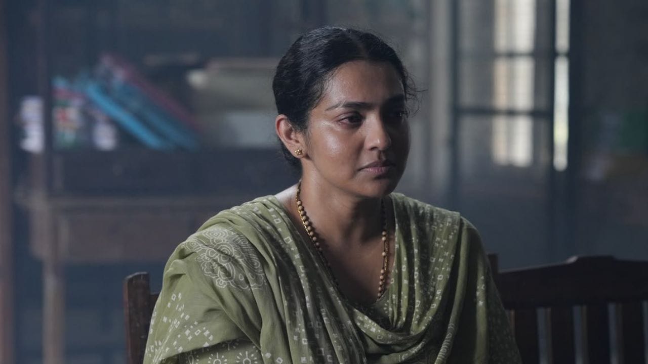 പാർവ്വതി തിരുവ്വോത്ത് നായികയായെത്തിയ തില്ലർ ചിത്രം പ്രഥമദൃഷ്ട്യ കുറ്റക്കാർ ഒടിടിയിലേക്ക് എത്താൻ ഇനി മണിക്കൂറുകൾ മാത്രമാണ് ബാക്കി. ഒരു വലയി ഇടവേളക്ക് ശേഷം പാർവ്വതിയുടെ തിരിച്ചുവരവായിരുന്നു ചിത്രം. എന്നാൽ യഥാർത്ഥത്തിൽ ചിത്രം നെറ്റ്ഫ്ലിക്സിൽ തന്നെയാണോ എത്തുന്നത്?
