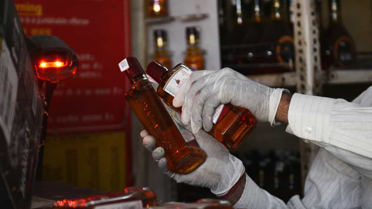 Delhi Premium Scotch Price Cut: പ്രീമിയം സ്കോച്ചിന് വില കുറയും; 15 ശതമാനം വരെ നിരക്ക് ഇടിവിന് സാധ്യത Delhi Premium Scotch Price Cut: പ്രീമിയം സ്കോച്ചിന് വില കുറയും; 15 ശതമാനം വരെ നിരക്ക് ഇടിവിന് സാധ്യത