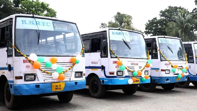 ബാ​ഗ് പിടിക്കാൻ കൊടുക്കല്ലേ..! പ്രിയദർശിനിയിലെ തിരക്കിന്റെ മറവിൽ
