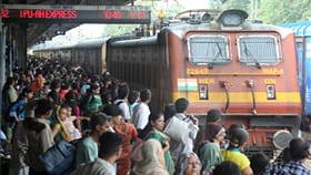 ഡിഗ്രിയുണ്ടോ? റെയിൽവേയിൽ വൻ ജോലി അവസരം! 3,500-ലധികം ഒഴിവുകൾ