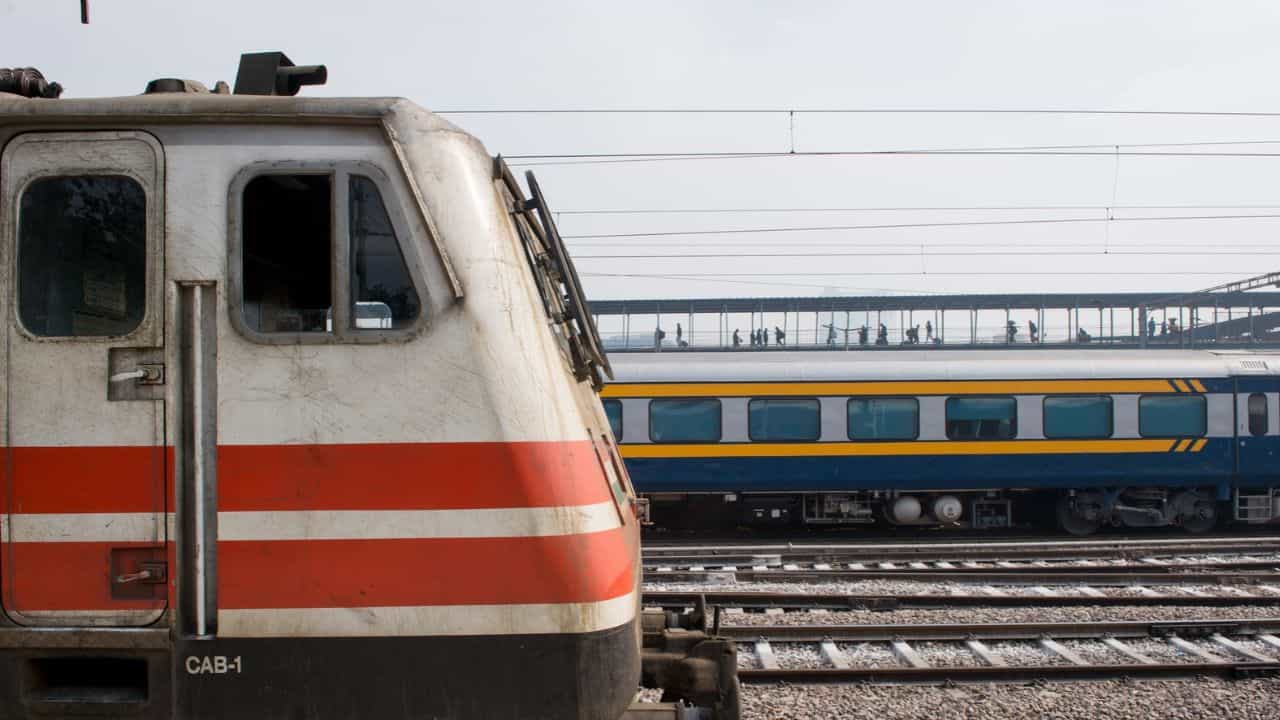 Railway Jobs: പ്ലസ് ടു യോഗ്യതയുണ്ടോ? റെയിൽവേയിൽ 1688 ഒഴിവുകൾ; ശമ്പളവും മറ്റ് വിവരങ്ങളും