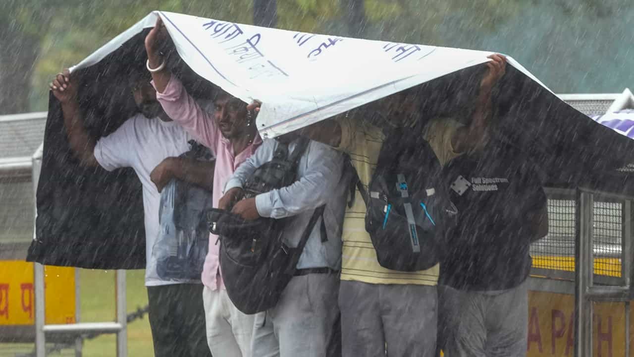 Kerala Rain Alert: ഇനി മഴ തന്നെ മഴ! ഓറഞ്ച് അലര്ട്ട് പുതച്ച് കേരളം; കുട മടക്കാറായില്ല Kerala Rain Alert: ഇനി മഴ തന്നെ മഴ! ഓറഞ്ച് അലര്ട്ട് പുതച്ച് കേരളം; കുട മടക്കാറായില്ല