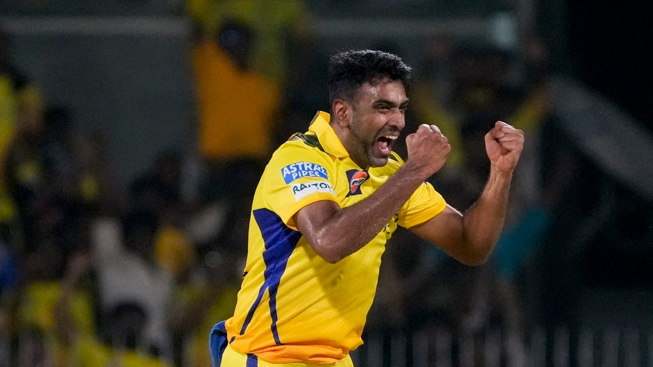 ഈ രണ്ട് സ്ക്വാഡിലുള്ള താരങ്ങളാണ് അടുത്ത വര്ഷം നടക്കുന്ന ഏകദിന ലോകകപ്പ് ടീമിലേക്ക് പരിഗണനയിലുള്ളത്. ഇതോടെ ജയ്സ്വാള് 2027-ലെ ഏകദിന ലോകകപ്പിലേക്ക് പരിഗണിക്കപ്പെടാനുള്ള സാധ്യത മങ്ങുകയാണ്. ഏകദിന സ്ക്വാഡിൽ ജെയ്സ്വാൾ ഇല്ലാത്തതിന്റെ യുക്തിയെ ചോദ്യം ചെയ്തുകൊണ്ട് മുന്താരം ആര് അശ്വിന് രംഗത്തെത്തി. തന്റെ യൂട്യൂബ് ചാനലിൽ പങ്കുവെച്ച വീഡിയോയിലാണ് അശ്വിന് വിമര്ശനം ഉന്നയിച്ചത്.
