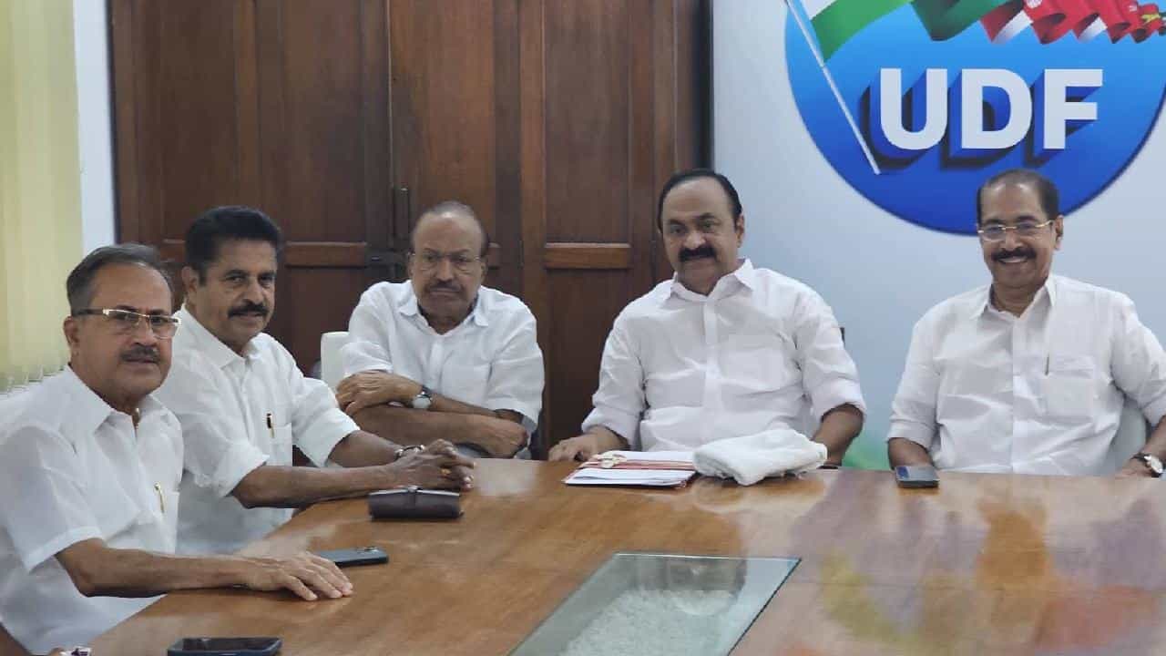 ഭരണപരിഷ്കാര കമ്മിഷൻ: ഭരണപക്ഷത്ത് കൂട്ടയടി! കോൺഗ്രസിൽ ഞെട്ടൽ, അതൃപ്തിയിൽ ലീഗ്, പ്രയാസമെന്ന് മുനീർ ഭരണപരിഷ്കാര കമ്മിഷൻ: ഭരണപക്ഷത്ത് കൂട്ടയടി! കോൺഗ്രസിൽ ഞെട്ടൽ, അതൃപ്തിയിൽ ലീഗ്, പ്രയാസമെന്ന് മുനീർ