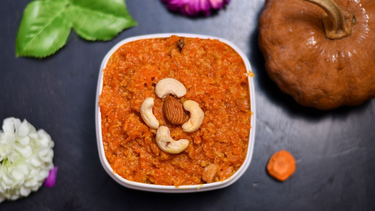 മറ്റൊരു പാത്രത്തിൽ ശർക്കര പൊടിച്ചത് ഒരു കപ്പ് എടുക്കാം. ഇതിലേക്ക് കുറച്ച് വെള്ളം ഒഴിച്ച് നന്നായി ഉരുക്കിയെടുക്കാം. ഇനി ഏത് പാത്രത്തിലാണോ അലുവ ഉണ്ടാക്കുന്നത് അതിലേക്ക് ശർക്കര പാനി അരിച്ച് ഒഴിക്കാം. ശേഷം അരച്ച ചോറും ചേർത്ത് കൊടുക്കാം. ഇവ തമ്മിൽ നന്നായി കൂട്ടിയോജിപ്പിക്കുക.