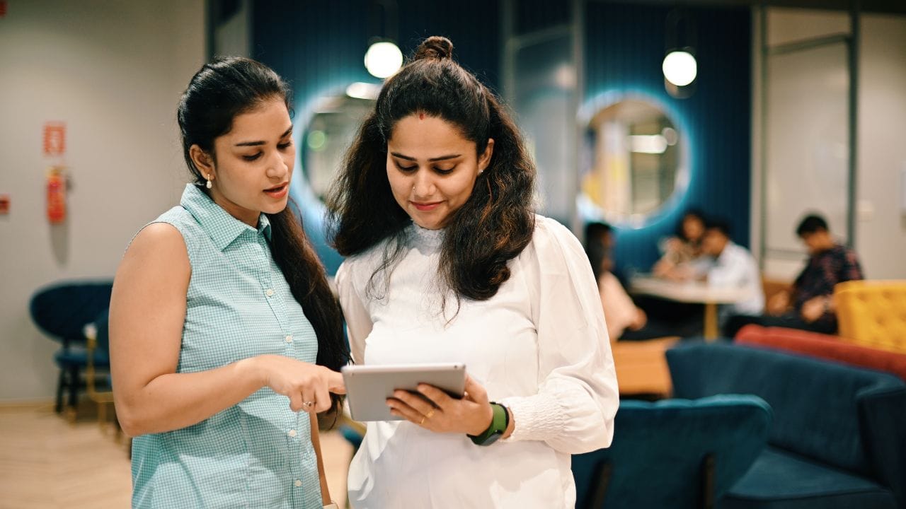 ഗ്രാമങ്ങളില് താമസിക്കുന്നവര്ക്ക് കുറഞ്ഞ നിക്ഷേപത്തില് സ്വന്തം സംരംഭം ആരംഭിച്ച് സ്ഥിരവരുമാനം നേടാന് നിരവധി അവസരങ്ങളുണ്ട്. തൊഴില് തേടി നഗരങ്ങളിലേക്ക് പോകുന്നവരാണ് പലരും. എന്നാല് ഗ്രാമങ്ങളിലെ പ്രാദേശിക ആവശ്യങ്ങള്, പ്രകൃതിവിഭവങ്ങള്, കുറഞ്ഞ പ്രവര്ത്തനച്ചെലവ് എന്നിവ പ്രയോജനപ്പെടുത്തി നല്ല വരുമാനം നേടാന് സാധിക്കും. കന്നുകാലി വളര്ത്തല് മുതല് ഭക്ഷ്യോല്പ്പന്നങ്ങളുടെ നിര്മാണവും വില്പ്പനയും വരെ ഗ്രാമങ്ങളില് ആരംഭിക്കാവുന്ന നിരവധി ചെറുകിട ബിസിനസുകളുണ്ട്. (Image Credit Source: Getty Images)