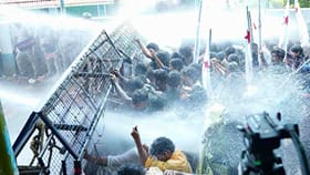 ബാരിക്കേഡിൽ ​കുടുങ്ങി എസ്എഫ്ഐ പ്രവർത്തകന്റെ വിരൽ അ‌റ്റു