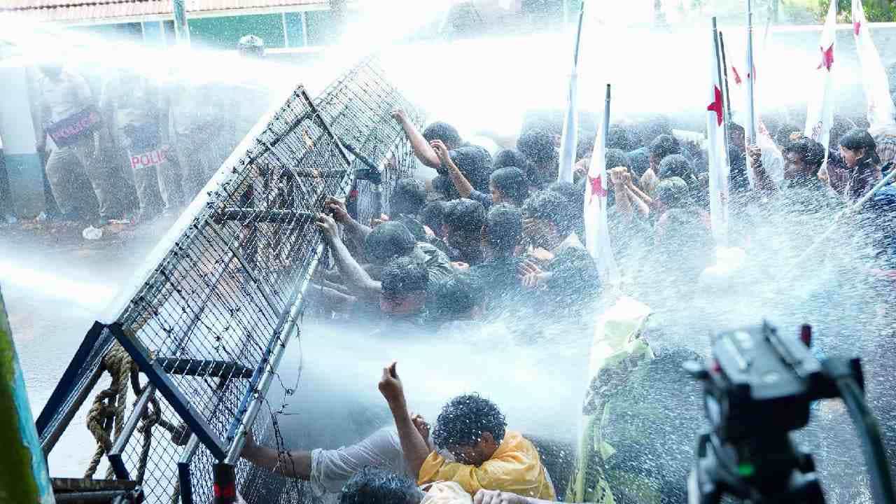 ബാരിക്കേഡിൽ കുടുങ്ങി എസ്എഫ്ഐ പ്രവർത്തകന്റെ വിരൽ അറ്റു; അപകടം പേട്ട പോലീസ് സ്റ്റേഷൻ മാർച്ചിനിടെ ബാരിക്കേഡിൽ കുടുങ്ങി എസ്എഫ്ഐ പ്രവർത്തകന്റെ വിരൽ അറ്റു; അപകടം പേട്ട പോലീസ് സ്റ്റേഷൻ മാർച്ചിനിടെ