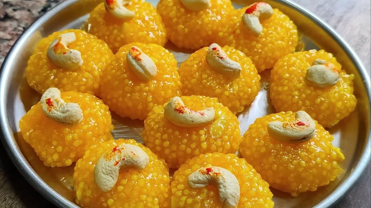  നവരാത്രി ആഘോഷം തുടങ്ങാറായി. 9 ദിവസങ്ങളിൽ വ്രതം അനുഷ്ഠിക്കുന്ന കുട്ടികൾക്കും മുതിർന്നവർക്കും രുചികരമായ പലഹാരങ്ങൾ ഉണ്ടാക്കുന്നതിനെ കുറിച്ച് ആയിരിക്കും അമ്മമാർ ചിന്തിക്കുന്നത്. അങ്ങനെയെങ്കിൽ ഇത്തവണ വെറൈറ്റിയായി ഒരു സാബുദാന ലഡ്ഡു ഉണ്ടാക്കാം. ഇത് തയ്യാറാക്കാൻ വളരെ എളുപ്പമാണ്.(IMAGE CREDIT SOURCE: SOCIAL MEDIA)
