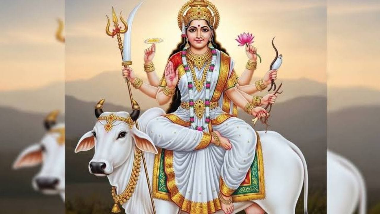 നവരാത്രിയുടെ ഒന്നാം ദിവസം ആയ ഇന്ന് ദേവിയുടെ ആദ്യരൂപമായ ശൈലപുത്രിയെയാണ് ആരാധിക്കുന്നത്. ശൈലപുത്രി എന്നാൽ ഹിമവന്റെ പുത്രിയാണ്. ചൈതന്യത്തിന്റെയും ഊർജ്ജത്തിന്റെയും പ്രതീകമായാണ് ശൈലപുത്രിയെ കണക്കാക്കുന്നത്. അമ്മ ശൈലപുത്രിയെ എങ്ങനെ ആരാധിക്കും എന്നും ചെയ്യേണ്ട ആരാധനാക്രമങ്ങൾ എന്തൊക്കെയാണ് എന്നുമാണ് ഈ ലേഖനത്തിൽ പറയുന്നത്.
