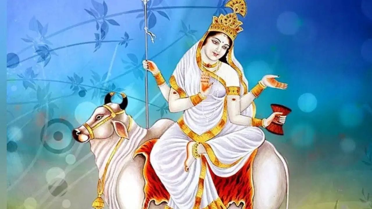 പൂജ സമയത്ത് ദേവിയുടെ ഇനി പറയുന്ന മന്ത്രം വളരെ ഉത്തമമായി കണക്കാക്കുന്നു. വന്ദേ വാഞ്ഛിതലാഭായ ചന്ദ്രാർധകൃതശേഖരം। വൃഷാരൂഢാം ശൂലധരാം ശൈലപുത്രിം യശസ്വിനീം॥. കൂടാതെ എല്ലാ ദേവി പൂജകൾക്കും ജപിക്കാവുന്ന പൊതുവായ മന്ത്രമാണ് "ഓം ദേവ്യൈ നമഃ". കൂടാതെ നവരാത്രി മന്ത്രമായ "ഓം ഐം ഹ്രീം ക്ലീം ചാമുണ്ഡായൈ വിച്ചേ" ഈ മന്ത്രവും ജപിക്കാവുന്നതാണ്.