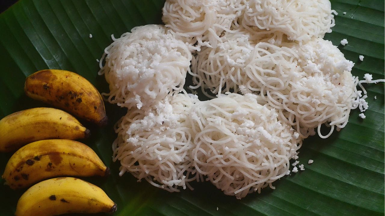 ഇടിയപ്പത്തിനായി അരിപ്പൊടിക്കുമ്പോൾ വളരെ നൈസായി പൊടിച്ചെടുക്കാൻ ശ്രദ്ധിക്കുക. അരിപ്പൊടി കുഴച്ചെടുക്കാൻ എപ്പോഴും തിളച്ച ചൂടുവെള്ളം തന്നെ ഉപയോഗിക്കണം. മാവ് കുഴയ്ക്കുമ്പോൾ ചിലർ വെളിച്ചെണ്ണ ചേർക്കാറുണ്ട്. എന്നാൽ വെളിച്ചെണ്ണയ്ക്ക് പകരം അല്പം നെയ്യും ആവശ്യത്തിന് ഉപ്പും തിളച്ച വെള്ളത്തോടൊപ്പം ചേർത്ത് കുഴച്ചാൽ ഇടിയപ്പത്തിന് നല്ല സോഫ്റ്റുണ്ടാകും. 
