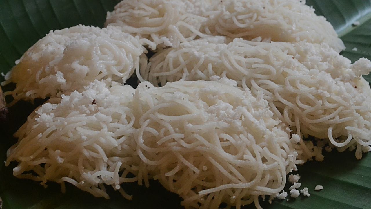 ഇഡ്ഡലി പാത്രത്തിൽ വെള്ളം ചൂടാക്കുക. സേവനാഴിയിലേക്ക് തയ്യാറാക്കിവെച്ച മാവ് ഒഴിച്ച് ഇടിയപ്പത്തട്ടിലേക്ക് പിഴിഞ്ഞൊഴിക്കുക. ചൂടായ ഇഡ്ഡലി പാത്രത്തിൽ വെച്ച് ആവിയിൽ വേവിച്ചെടുക്കാം. സോഫ്റ്റ് ഇടിയപ്പം ഇങ്ങനെയും ഉണ്ടാക്കാം. 