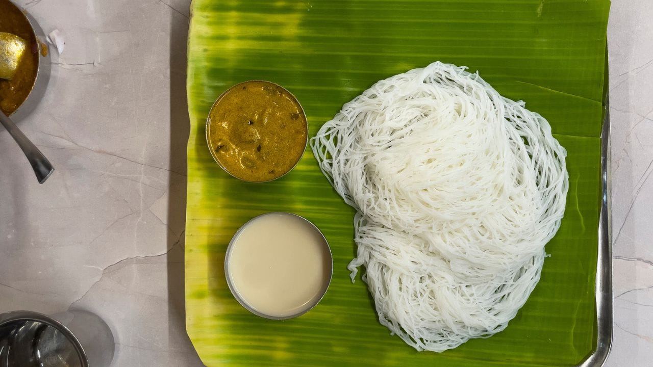 അതേസമയം, സോഫ്റ്റ് ഇടിയപ്പം ഉണ്ടാക്കാൻ അരിപ്പൊടി തന്നെ വേണമെന്നില്ല. ആദ്യം രണ്ടര കപ്പ് വേവിച്ച ചോറിലേക്ക് ആവശ്യത്തിന് പച്ചവെള്ളം ചേർത്ത് മിക്സിയിൽ നന്നായി അരച്ചെടുക്കുക. ആവശ്യത്തിന് ഉപ്പും ഒന്നര കപ്പ് അരിപ്പൊടിയും ചേർത്ത് നന്നായി ഇളക്കി യോജിപ്പിക്കുക.
