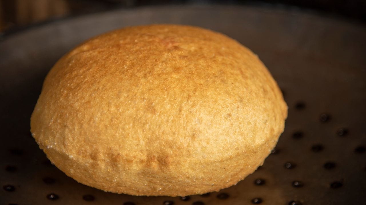 സാധാരണയായി ചൂടായ എണ്ണയിൽ മുക്കി പൊരിച്ചെടുക്കുന്ന പൂരികൾ ആരോഗ്യത്തിന് അത്ര നല്ലതല്ല എന്ന് കരുതുന്നവർക്ക് പരീക്ഷിക്കാവുന്ന മികച്ചൊരു ബദൽ രീതിയാണിത്. എണ്ണയിൽ ഫ്രൈ ചെയ്യുന്നതിന് പകരം പ്രഷർ കുക്കർ ഉപയോഗിച്ച് ആവിയിൽ വേവിച്ചെടുക്കുന്ന ഈ രീതി ശരീരത്തിൽ കലോറിയും കൊഴുപ്പും കുറയ്ക്കാൻ സഹായിക്കും. പരമ്പരാഗത രീതിയിൽ എണ്ണയിൽ വറുത്തെടുക്കുന്ന പൂരികൾക്കുള്ളത് പോലെ പുറമെ ക്രിസ്പിയായോ നെയ്മയമുള്ളതോ ആയ പരുവം ആവിയിൽ വേവിക്കുന്ന പൂരികൾക്ക് ലഭിക്കില്ല.