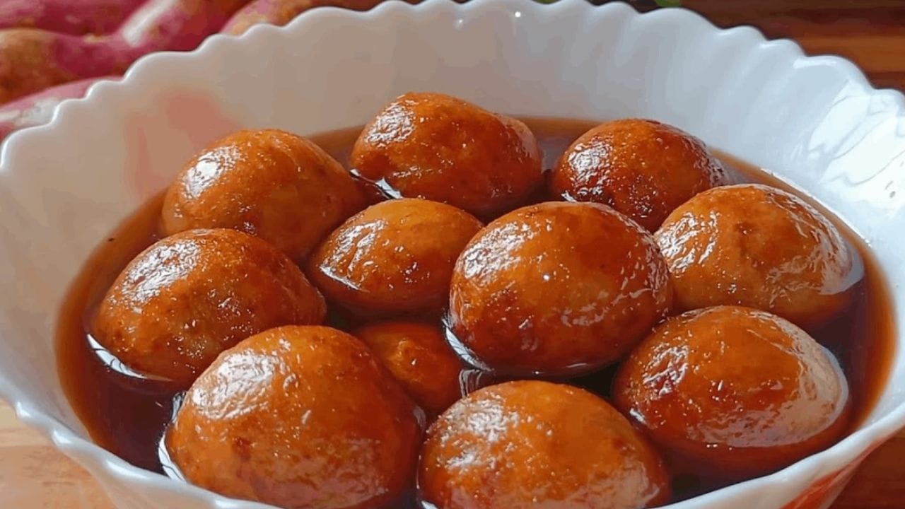  ഈ വിഭാഗം തയ്യാറാക്കാൻ പ്രധാനമായ ചേരുവകൾ ഗുലാബ് ജാമുനായി ഇടത്തരം വലിപ്പത്തിലുള്ള വേവിച്ചുടച്ച മധുരക്കിഴങ്ങ്, രണ്ട് ടേബിൾ സ്പൂൺ, മൈദയോ ഗോതമ്പുമാവോ ഒരു നുള്ള് ബേക്കിംഗ് പൗഡർ, അര ടീസ്പൂൺ നെയ്യ് എന്നിവ ആവശ്യമാണ്. കൂടാതെ പഞ്ചസാര സിറപ്പ് തയ്യാറാക്കാനായി ഒരു കപ്പ് പഞ്ചസാര, അരക്കപ്പ് വെള്ളം, കുറച്ച് തുള്ളി റോസ് എസൻസ്, ഒരു നുള്ള കുങ്കുമപ്പൂവ്, രണ്ട് ഏലയ്ക്ക എന്നിവയും കരുതുക.
