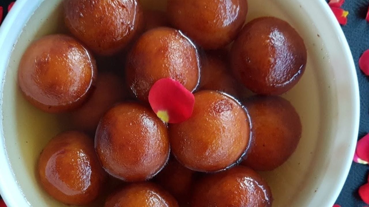  ശേഷം കുഴച്ച മാവ് വിള്ളലുകൾ ഇല്ലാതെ തുല്യ വലിപ്പത്തിലുള്ള ചെറിയ ഉരുള ഉരുളകളായി ഉരുട്ടുക. ഒരു പാനിൽ എണ്ണയോ നെയ്യോ ഒഴിച്ച് ചൂടായ ശേഷം തീ കുറച്ച് ഓരോ ഉരുളകളായിട്ട് സ്വർണ തവിട്ട് നിറമാകുന്ന വരെ വറുത്തെടുക്കുക. ഉരുളകൾ പൊട്ടിപ്പോകാതിരിക്കാൻ എണ്ണയിൽ വച്ച് സ്പൂണ് ഉപയോഗിച്ച് നേരിട്ട് ഇളക്കാതെ പാൻ പതുക്കെ ചലിപ്പിച്ചു കൊടുക്കുക.