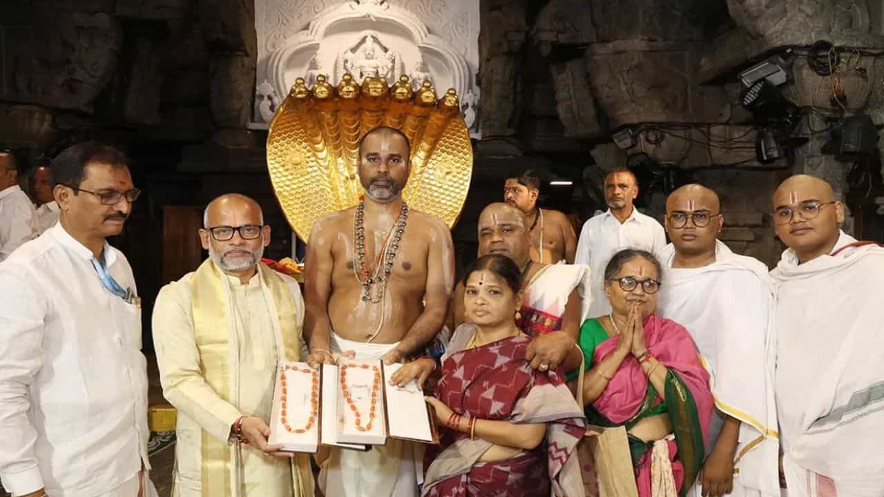 25 ലക്ഷത്തിൻ്റെ സ്വർണ പവിഴ മാല, 20 ലക്ഷം നിക്ഷേപം, എല്ലാം ഒരു ക്ഷേത്രത്തിലേക്ക് 25 ലക്ഷത്തിൻ്റെ സ്വർണ പവിഴ മാല, 20 ലക്ഷം നിക്ഷേപം, എല്ലാം ഒരു ക്ഷേത്രത്തിലേക്ക്