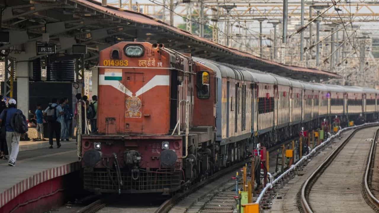 Train Engine Derails: പാറശ്ശാലയിൽ എൻജിൻ പാളംതെറ്റി; 6 ട്രെയിൻ സർവീസുകൾ റദ്ദാക്കി, പരശുറാം വൈകും Train Engine Derails: പാറശ്ശാലയിൽ എൻജിൻ പാളംതെറ്റി; 6 ട്രെയിൻ സർവീസുകൾ റദ്ദാക്കി, പരശുറാം വൈകും
