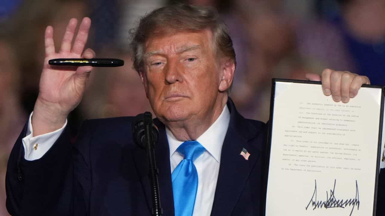 US Green Card Sponsorship: ഗ്രീൻ കാർഡ് സ്പോൺസർഷിപ്പിൽ യുഎസ് നടപടി; ഇന്ത്യൻ ഐടി കമ്പനികളെ സസ്പെൻഡ് ചെയ്തു US Green Card Sponsorship: ഗ്രീൻ കാർഡ് സ്പോൺസർഷിപ്പിൽ യുഎസ് നടപടി; ഇന്ത്യൻ ഐടി കമ്പനികളെ സസ്പെൻഡ് ചെയ്തു