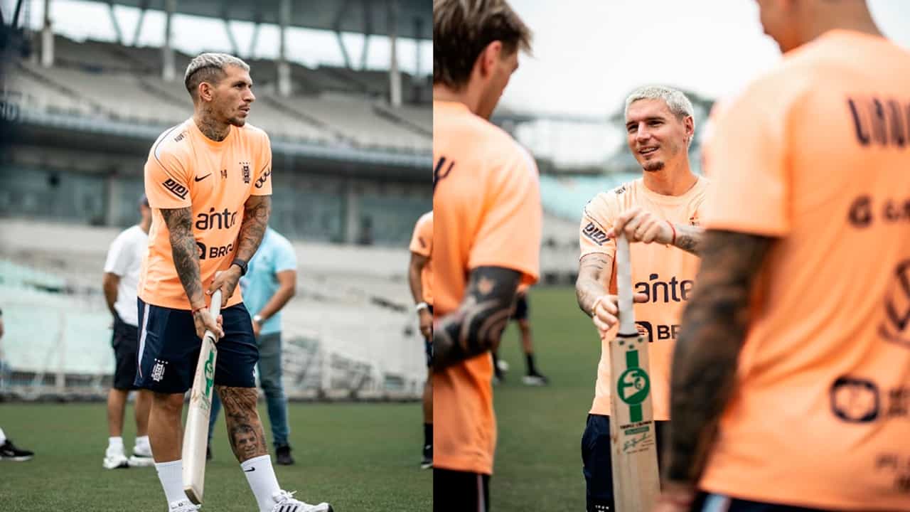 India vs Uruguay: ബൂട്ട് അഴിച്ചുവെച്ച് ബാറ്റ് കൈയിലെടുത്തു! ഈഡന് ഗാര്ഡന്സില് ബാറ്റ് വീശി ഉറുഗ്വേ താരങ്ങള് India vs Uruguay: ബൂട്ട് അഴിച്ചുവെച്ച് ബാറ്റ് കൈയിലെടുത്തു! ഈഡന് ഗാര്ഡന്സില് ബാറ്റ് വീശി ഉറുഗ്വേ താരങ്ങള്