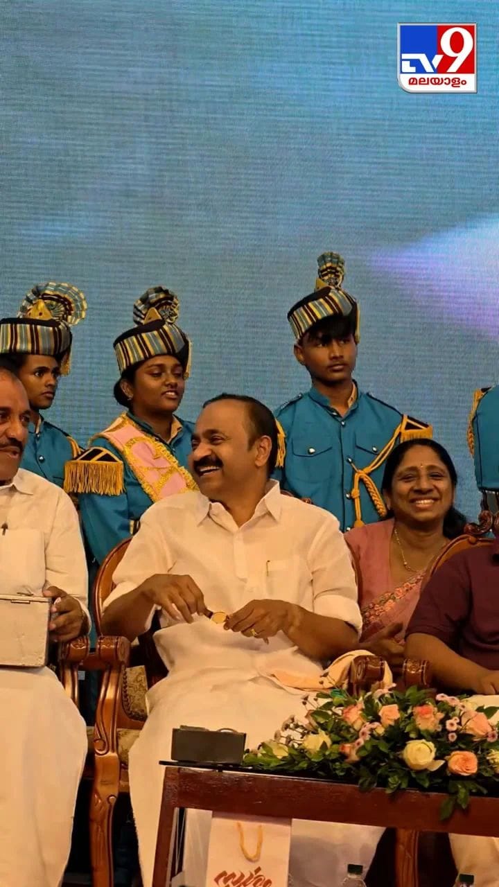 മുഖ്യമന്ത്രിയുടെ വാച്ച് കൊണ്ട് മുതുകാടിൻ്റെ മാജിക്