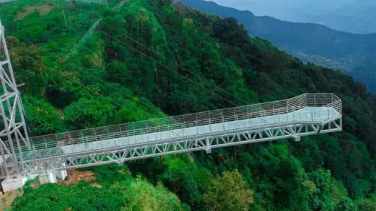 Vagamon Glass Bridge: ആകാശപ്പാലത്തിലൂടെ വീണ്ടും നടക്കാം! വാഗമൺ ഗ്ലാസ് ബ്രിഡ്ജ് തുറന്നു; സമയവും ടിക്കറ്റ് നിരക്കും