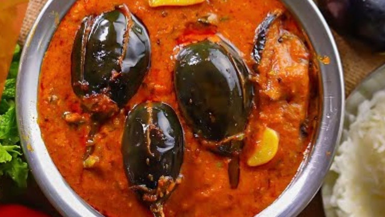 ചോറിന് എന്നും ഒരേ കറികൾ കൂട്ടി മടുത്തിരിക്കുകയാണോ..? എങ്കിൽ ഇനി വഴുതനങ്ങ വച്ച് സ്പെഷ്യൽ കറി തയ്യാറാക്കാം. വഴുതനങ്ങയും കുരുമുളകും പ്രത്യേക മസാലക്കൂട്ടുകളും ചേർത്ത് തയ്യാറാക്കുന്ന ഈ വഴുതനങ്ങ ചെട്ടിനാട് കുരുമുളക് കറി ചോറിനൊപ്പം മികച്ച ഒരു കോമ്പിനേഷനാണ്. ഇത് എളുപ്പത്തിൽ എങ്ങനെ തയ്യാറാക്കാം എന്ന് നോക്കാം.(IMAGE CREDIT SOURCE: SOCIAL MEDA SCREEN GRAB)